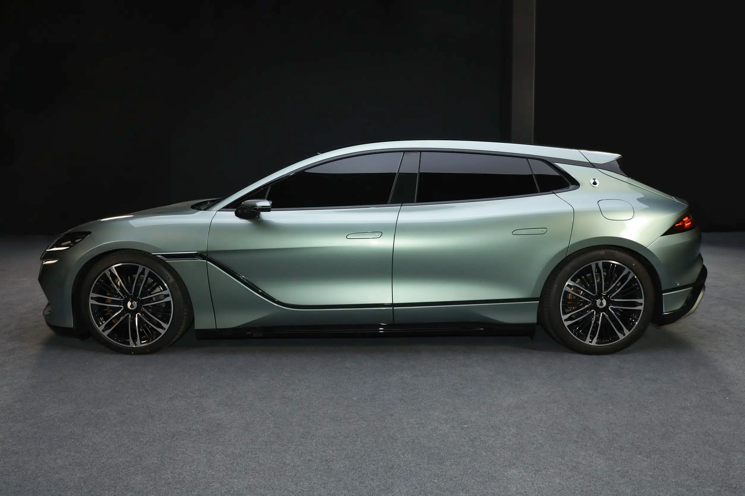 BYD Denza Z9GT Side Profile - EV Shooting Brake