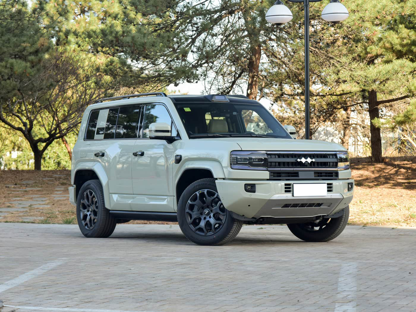 BYD cars BYD Formula Leopard 5 / DENZA B5 PHEV SUVs ready for bulk export, left-hand-drive, Euro 6 & GCC specs, 1,200 km range, 31-inch wading, port loading background