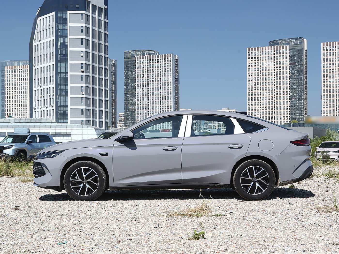 BYD QinL DM-i Side Contour - Hybrid Design