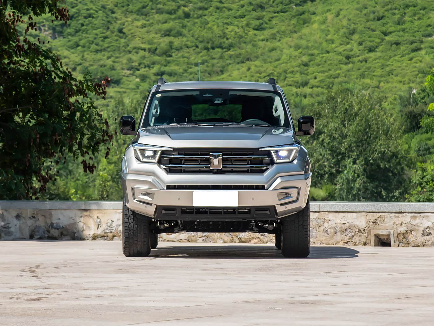 Front view of Tank 400 PHEV-Diesel SUV, bold LED headlights, rugged skid plate, 2.0 L turbodiesel + 120 kW motor, 1,000 km range, desert sunrise