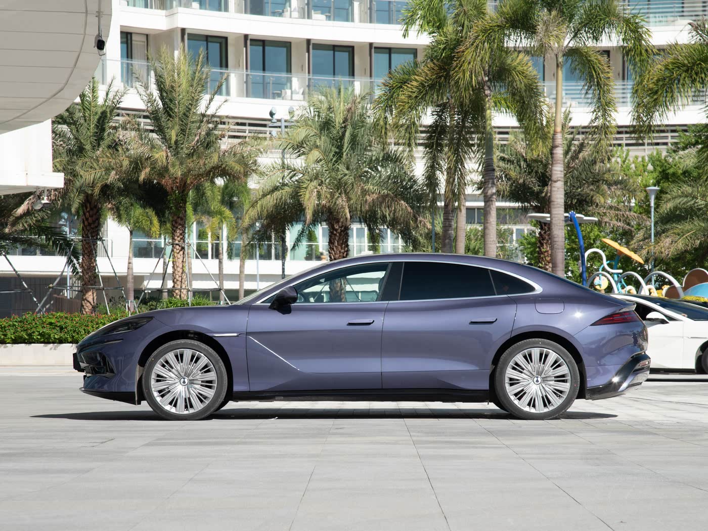 BYD Denza Z9 Side Profile - Luxury EV Sedan