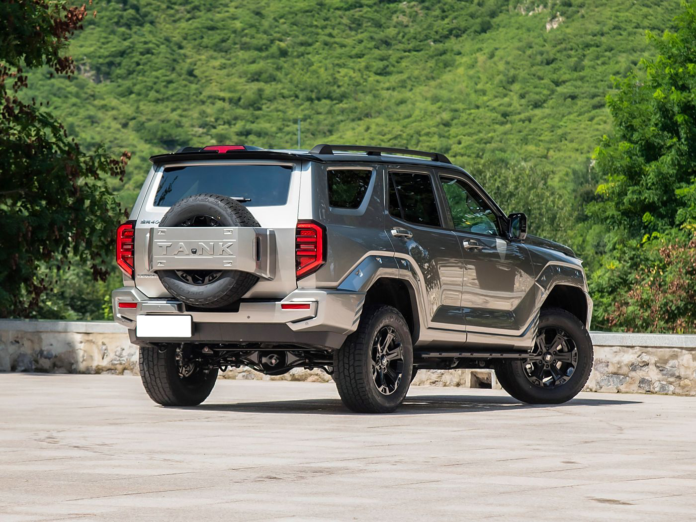 Tank 400 Side Profile - Diesel PHEV SUV