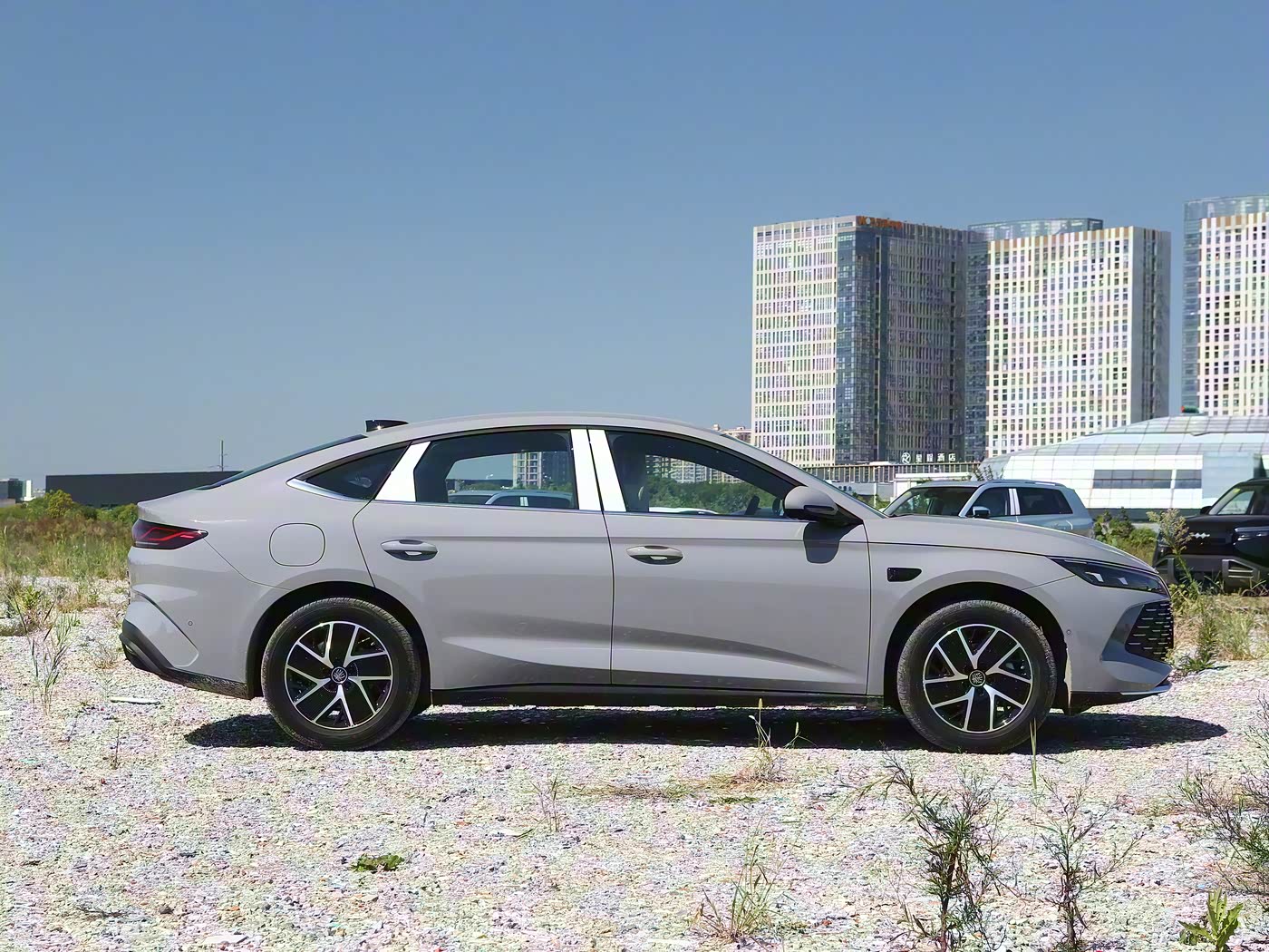 BYD QinL DM-i Side Profile - PHEV Sedan