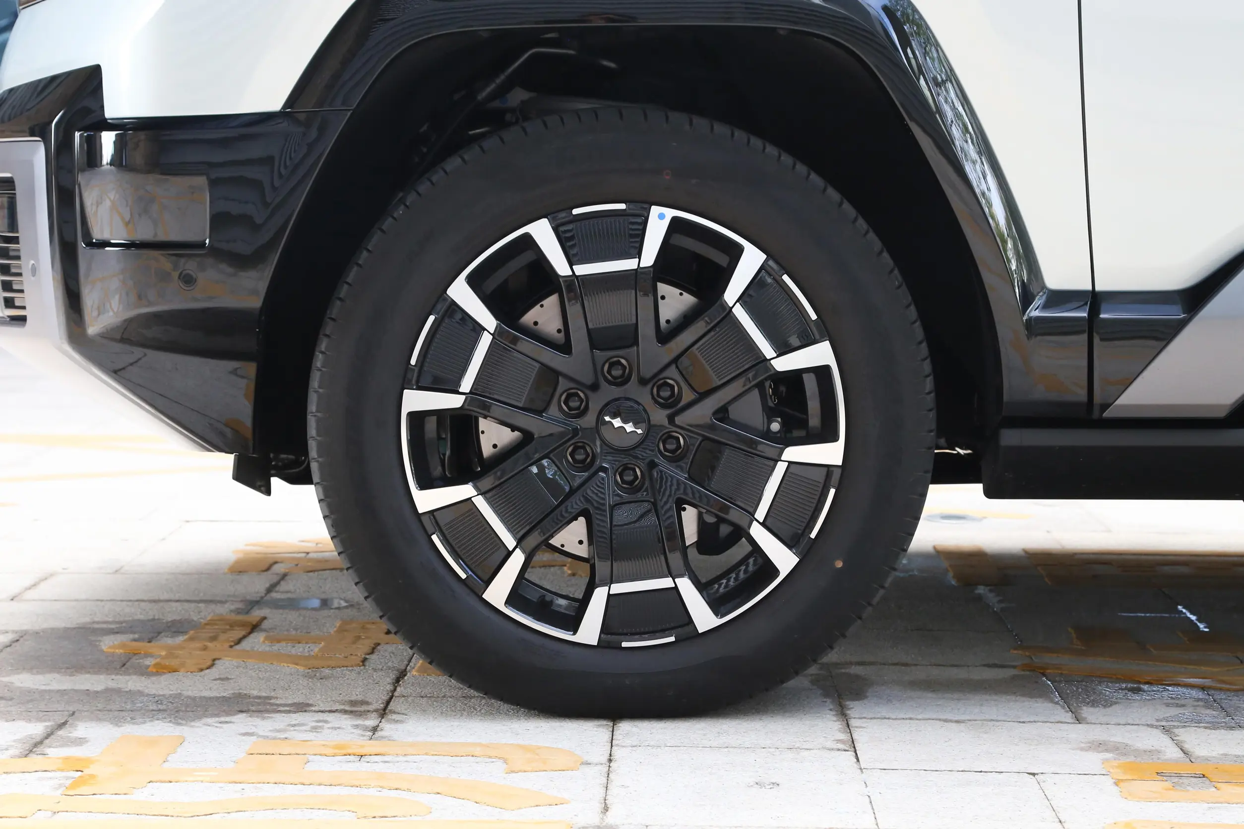 Formula Leopard 8 Alloy Wheel Design - Luxury SUV
