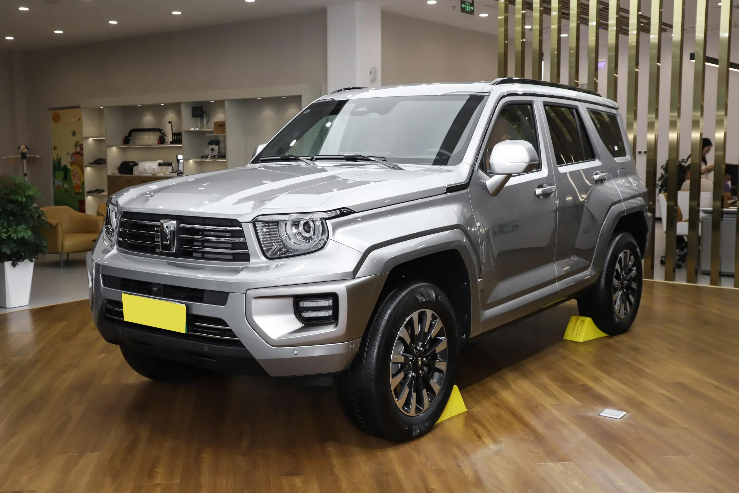 Tank 700 Full Front Stance - PHEV SUV