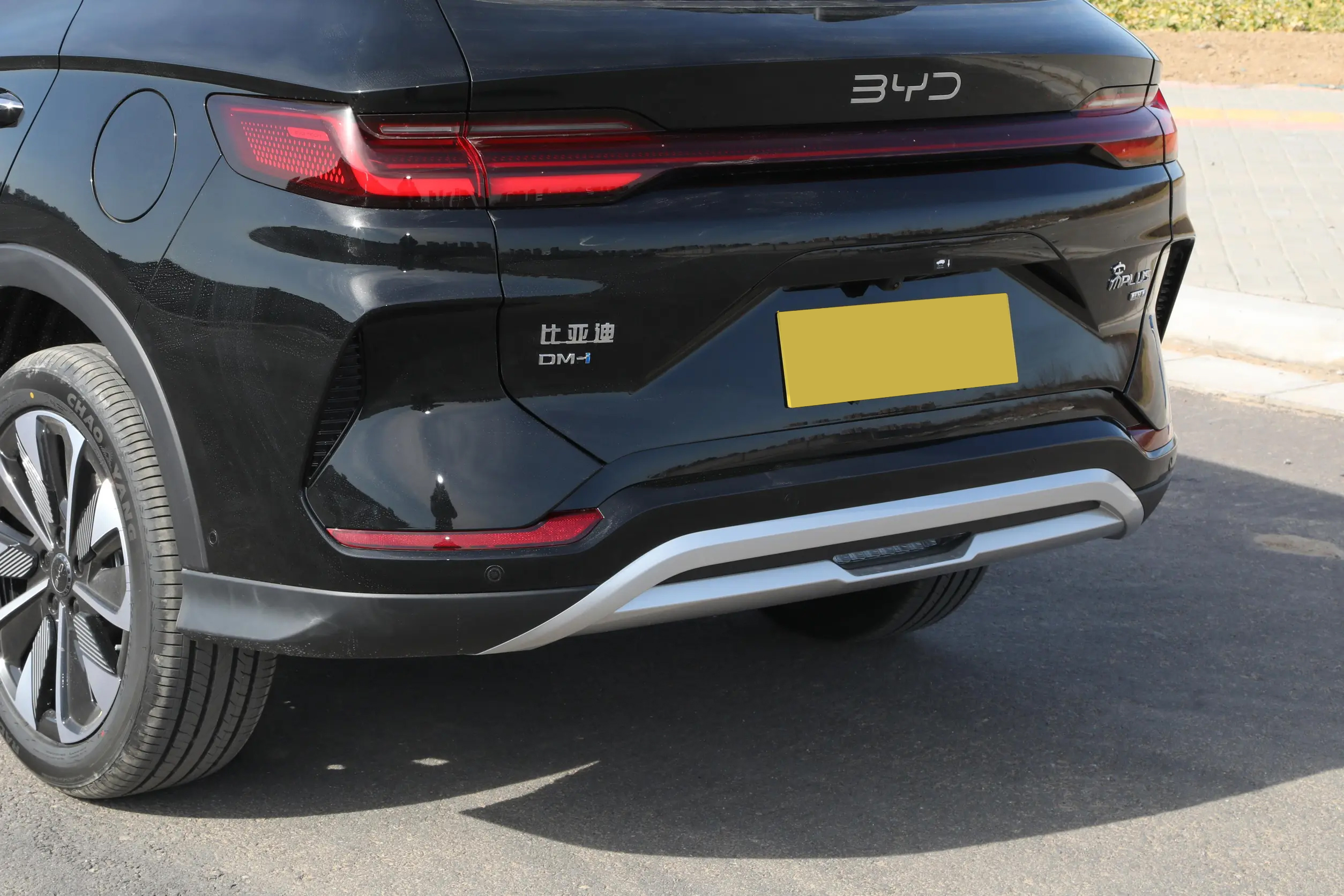 BYD Seal U DM Dynamic Side Stance - Fuel Efficient Car