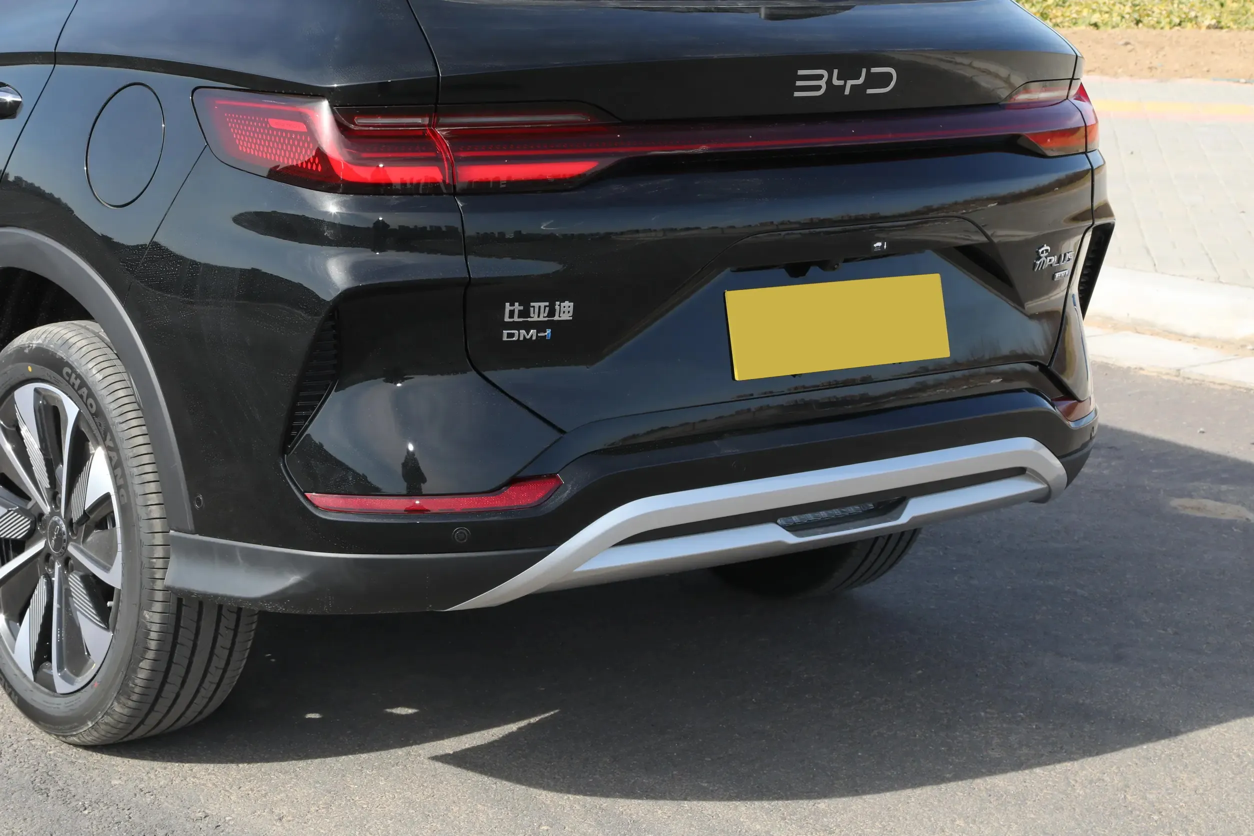 BYD Seal U DM Dynamic Side Stance - Fuel Efficient Car