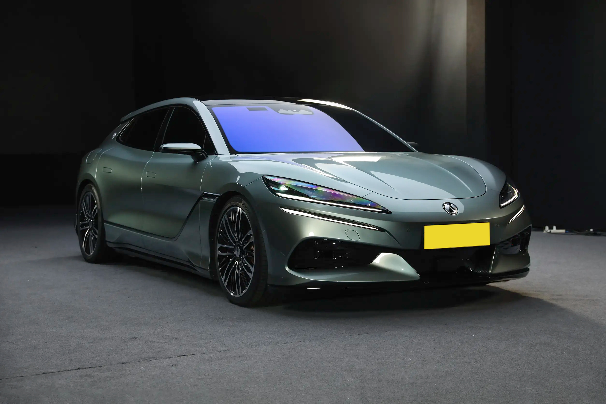 BYD Denza Z9GT Full Front Stance - PHEV Gran Turismo