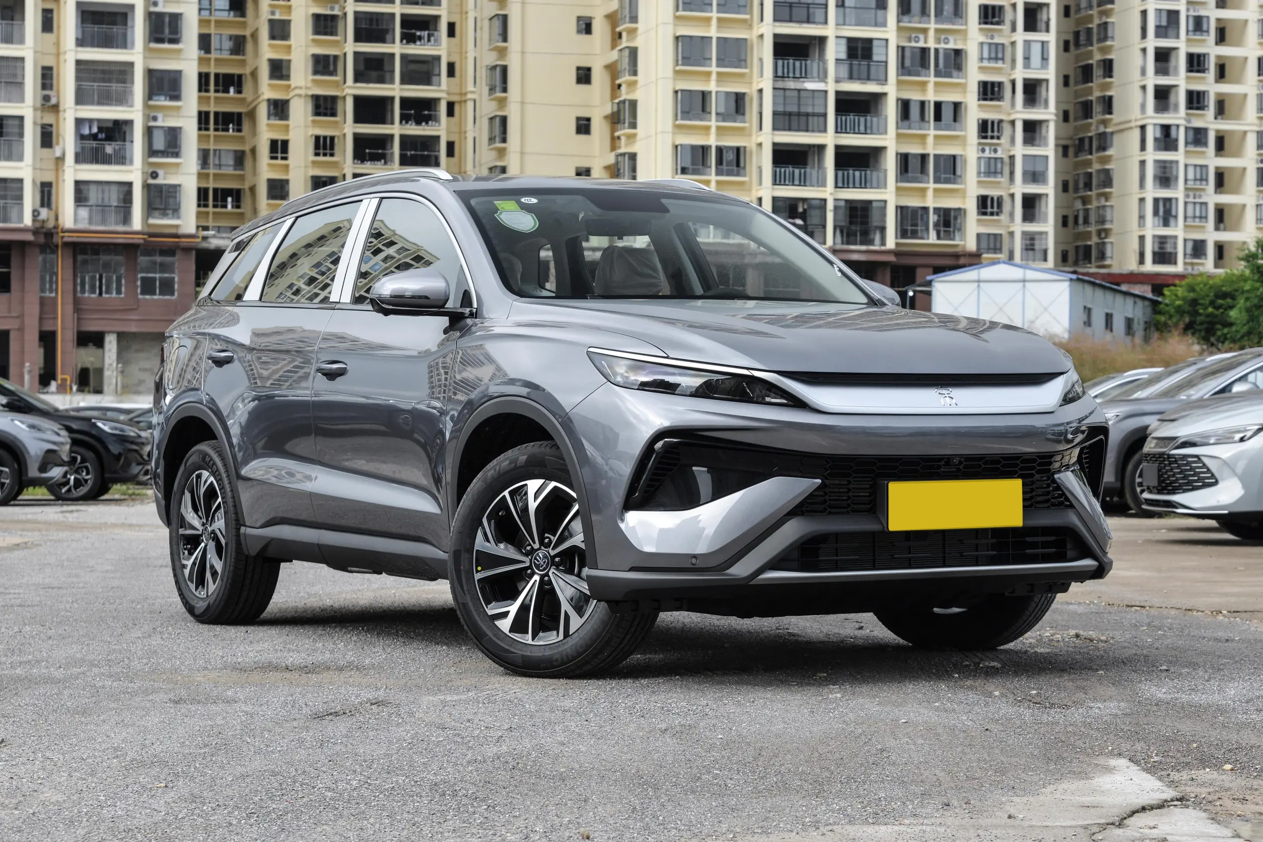 BYD Song Pro DM-i driving in city