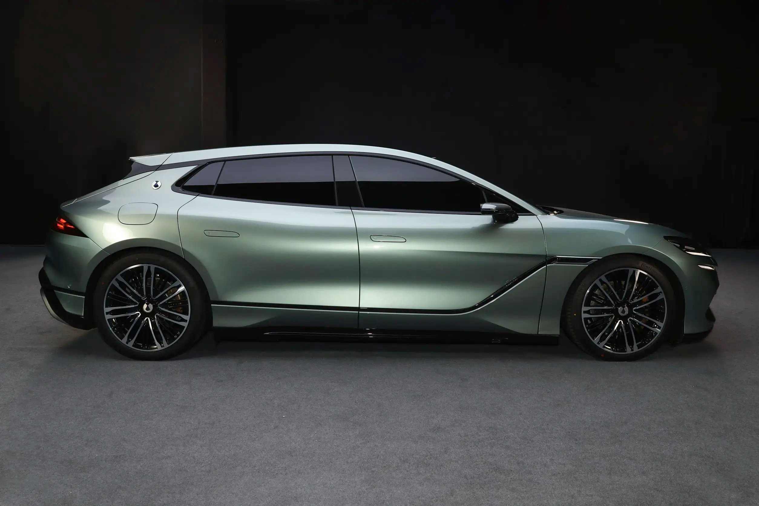 BYD Denza Z9GT Side Contour - Gran Turismo EV