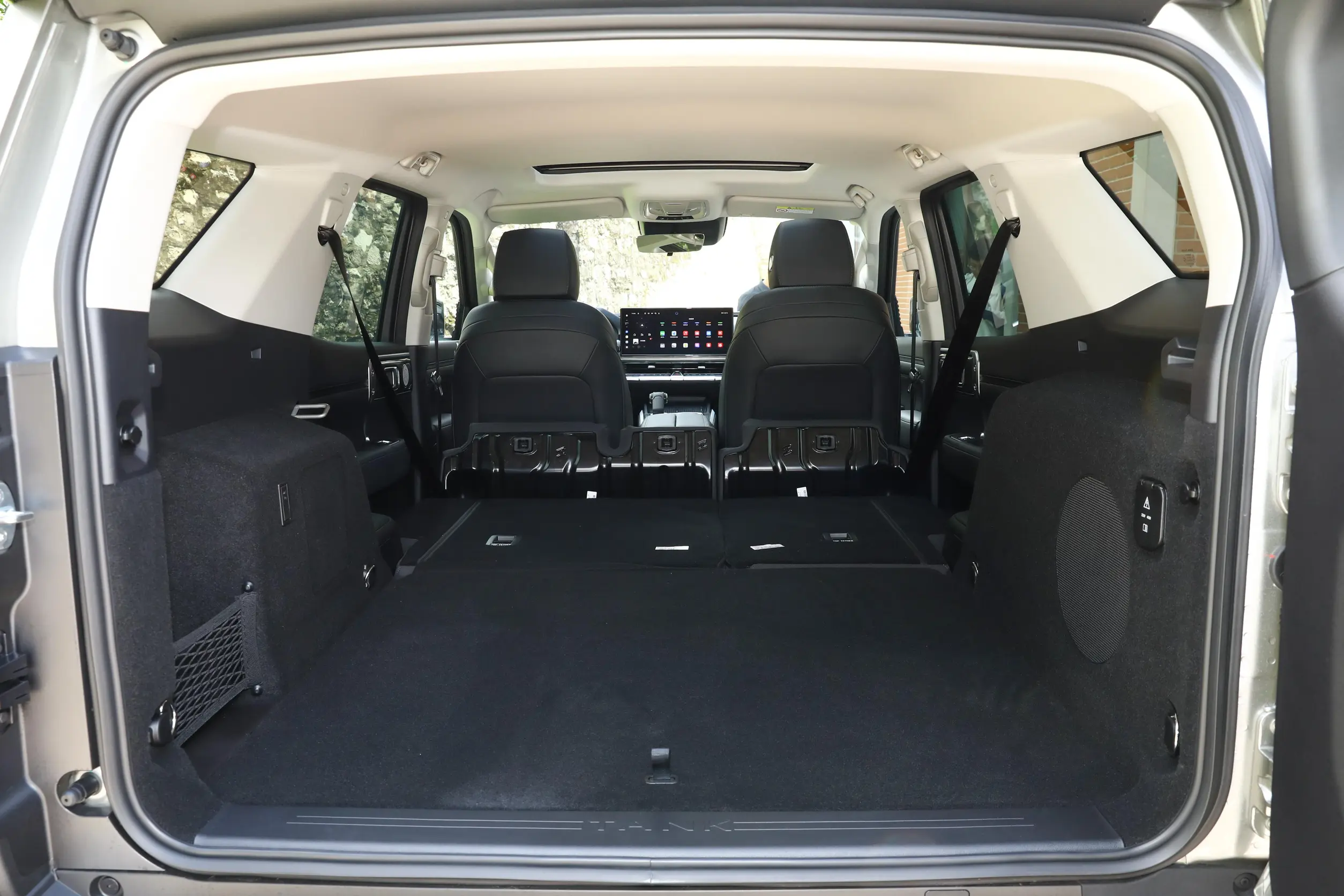 Tank 400 Cargo Space - Utility Storage