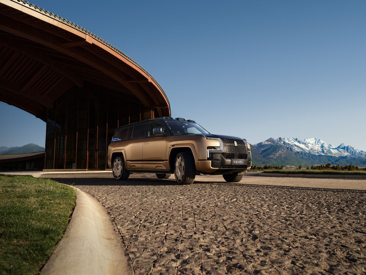 BYD Yangwang U8L Rear Quarter View - Luxury Extended SUV