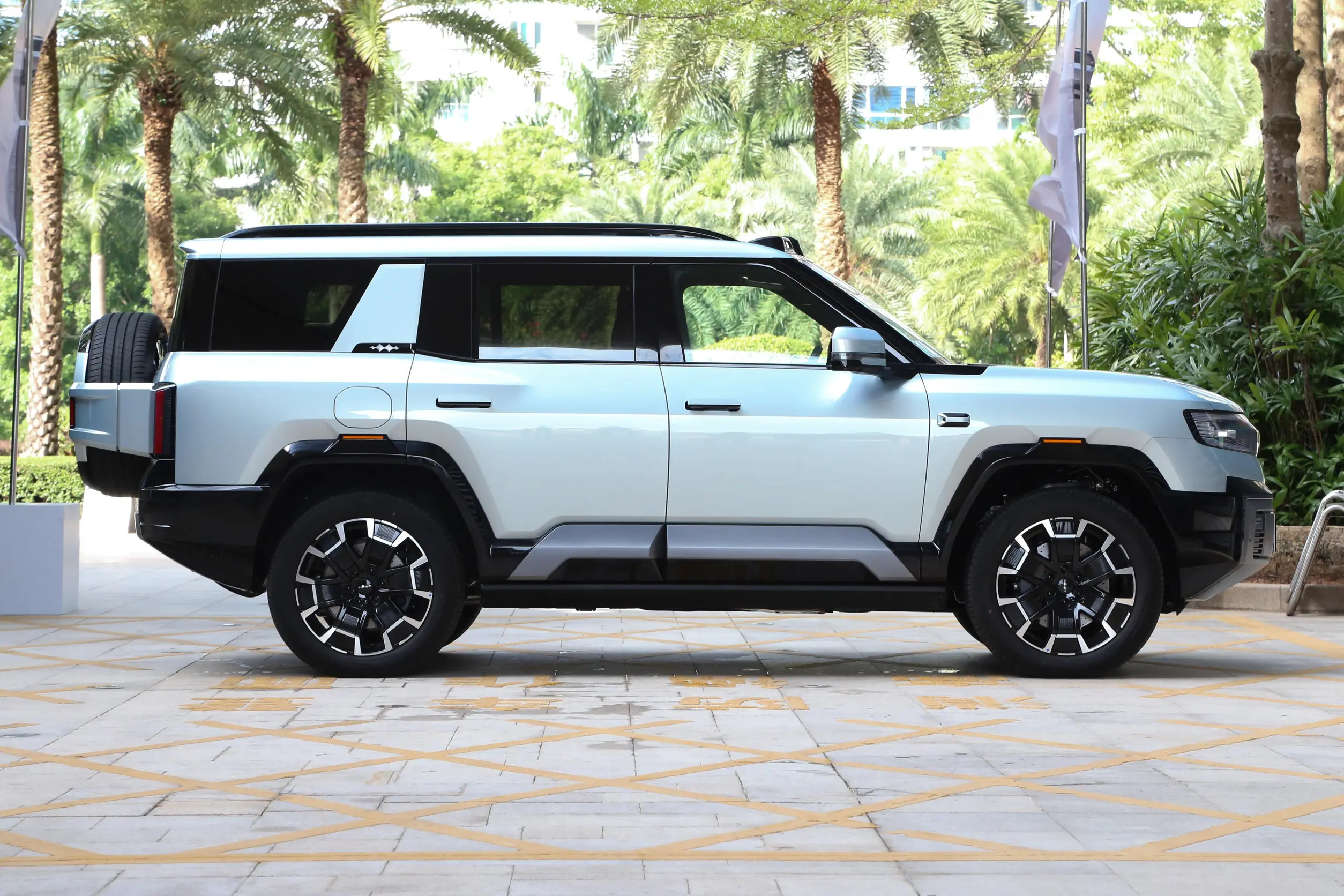 DENZA B8 Side Contour - New Energy Vehicle Design