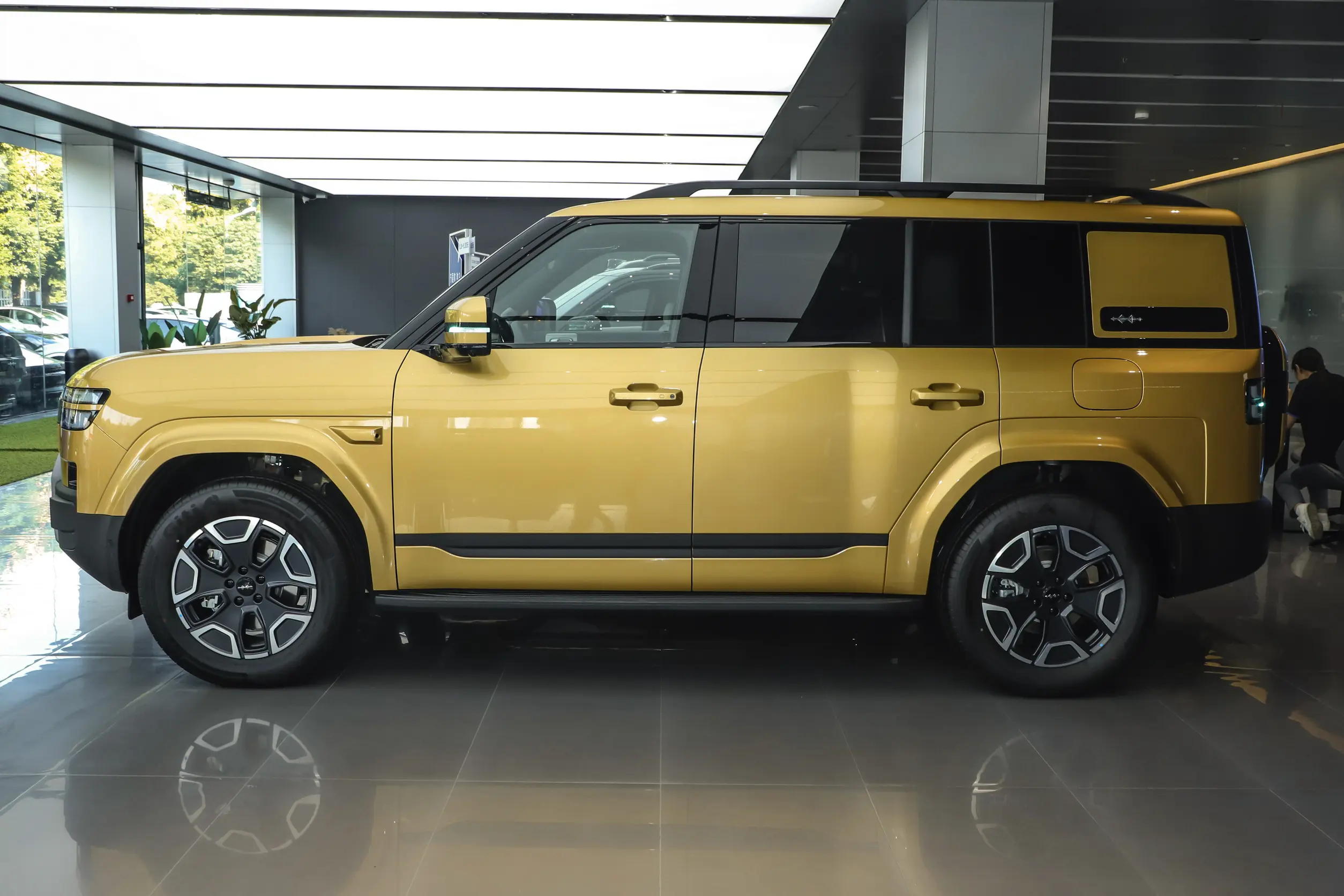 BYD Leopard Titanium 7 aerodynamic body lines