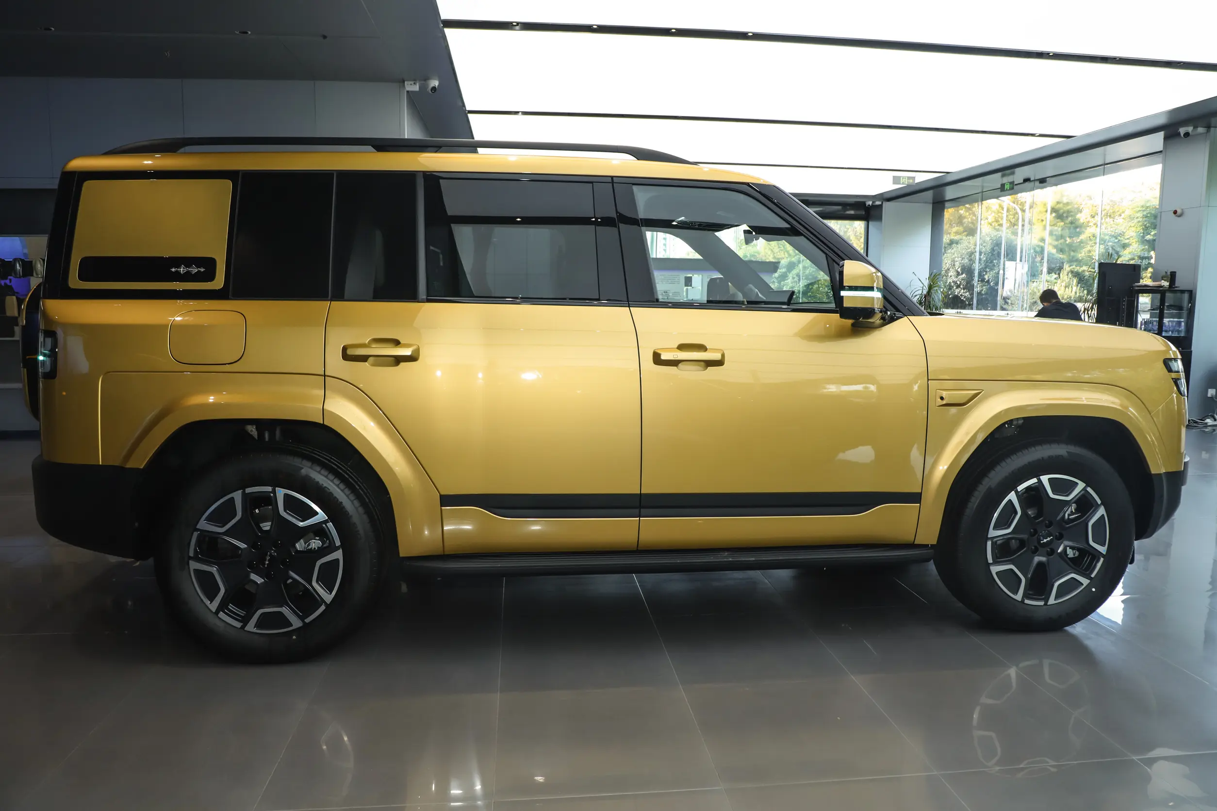 BYD Leopard Titanium 7 aerodynamic body lines