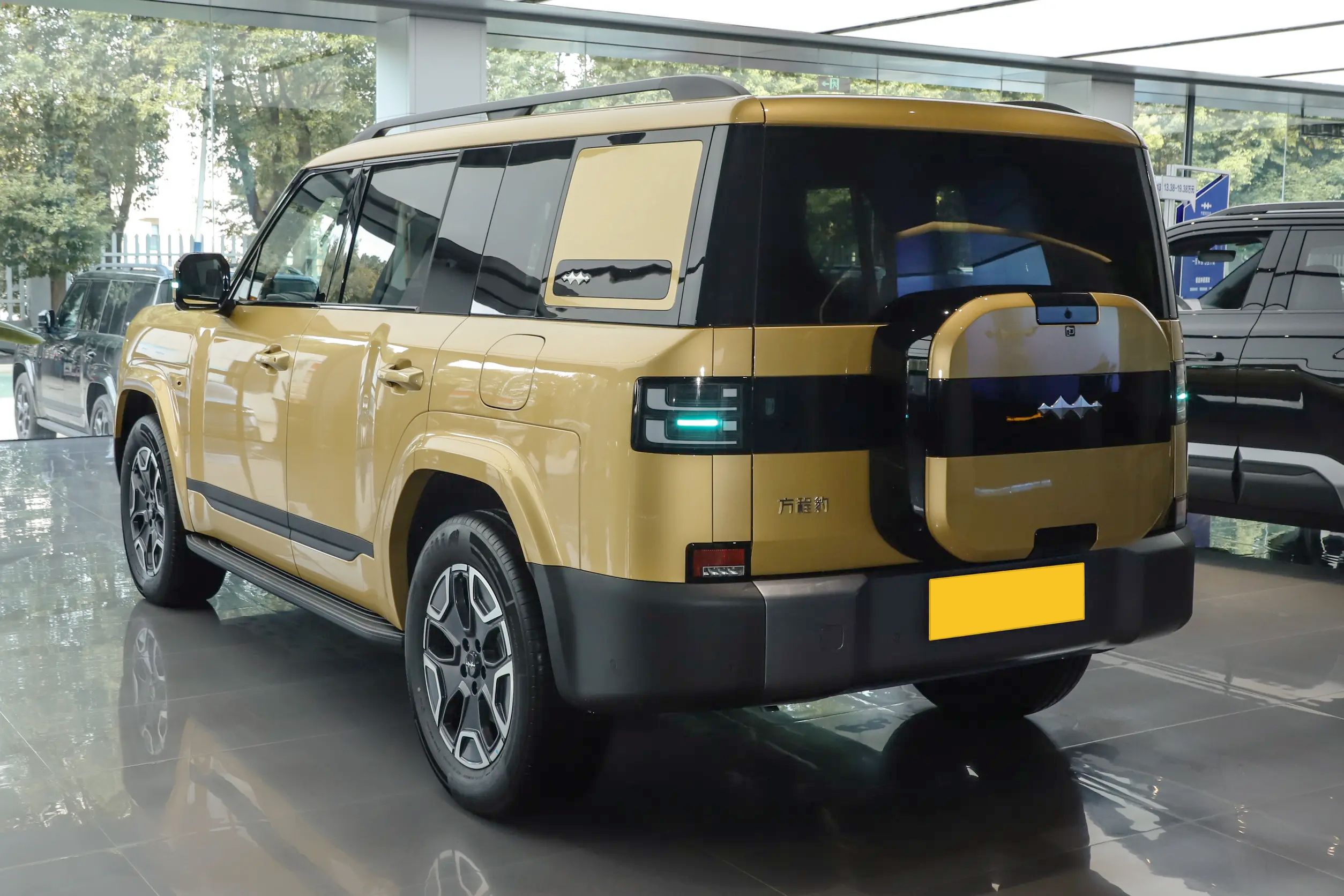 BYD Leopard Titanium 7 aerodynamic body lines