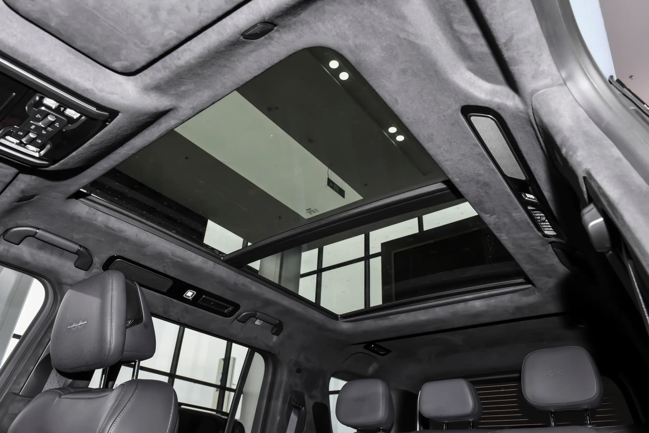 Formula Leopard 8 Cabin Space - Luxury Interior