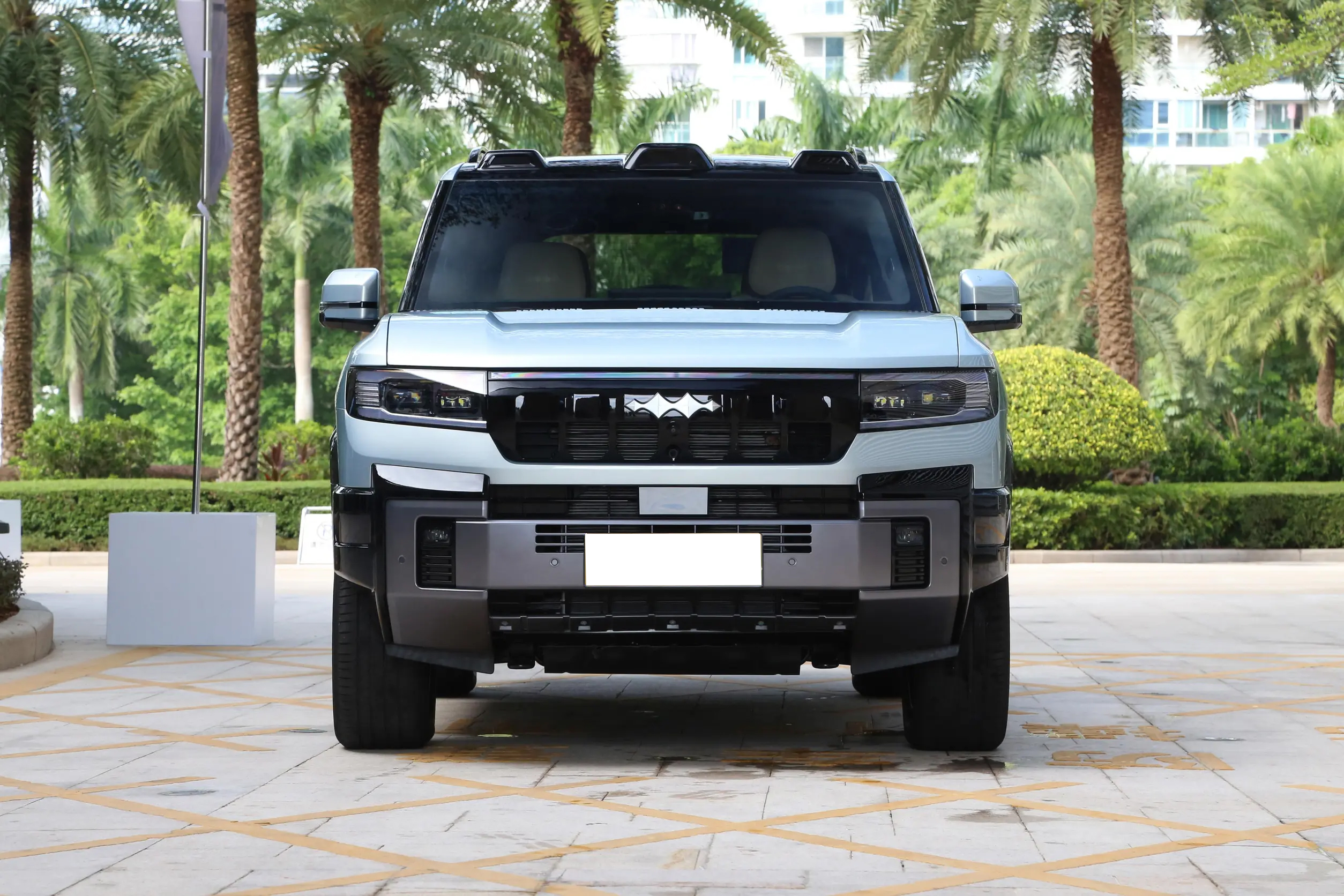 DENZA B8 Full Front Stance - PHEV SUV