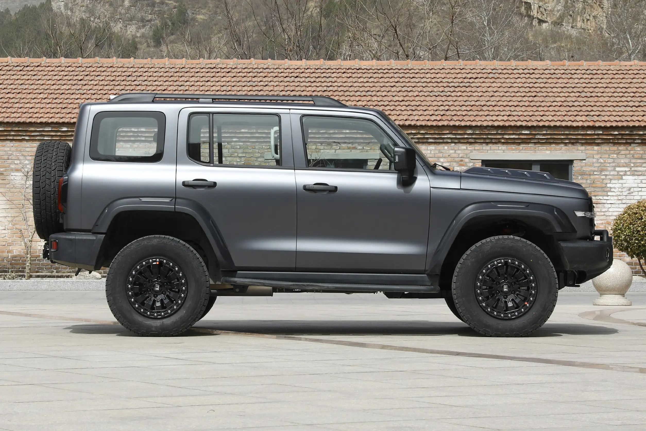 Tank 300 Side Contour - Multi-Fuel Vehicle