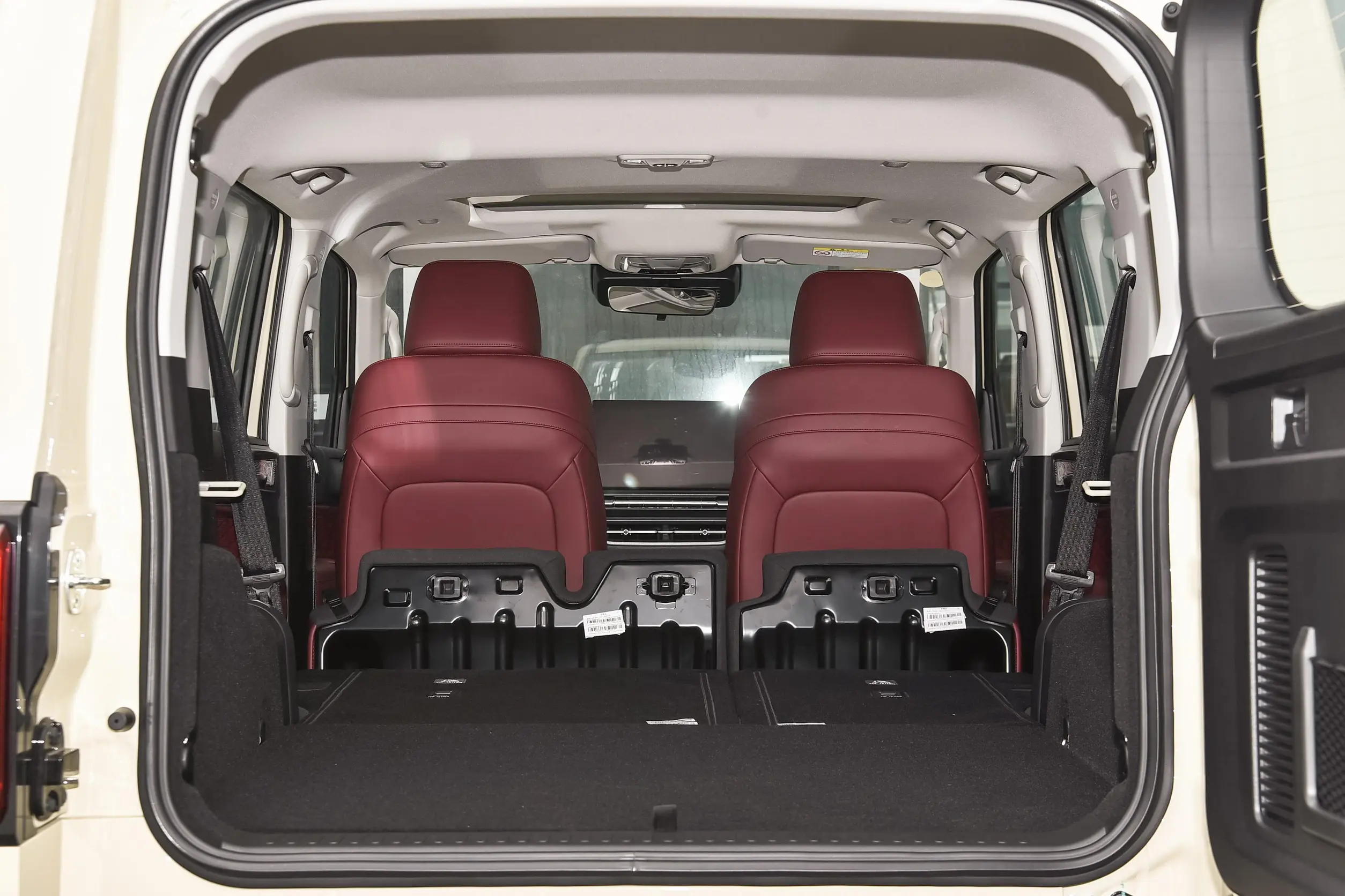 Tank 300 Cargo Space - Practical Storage