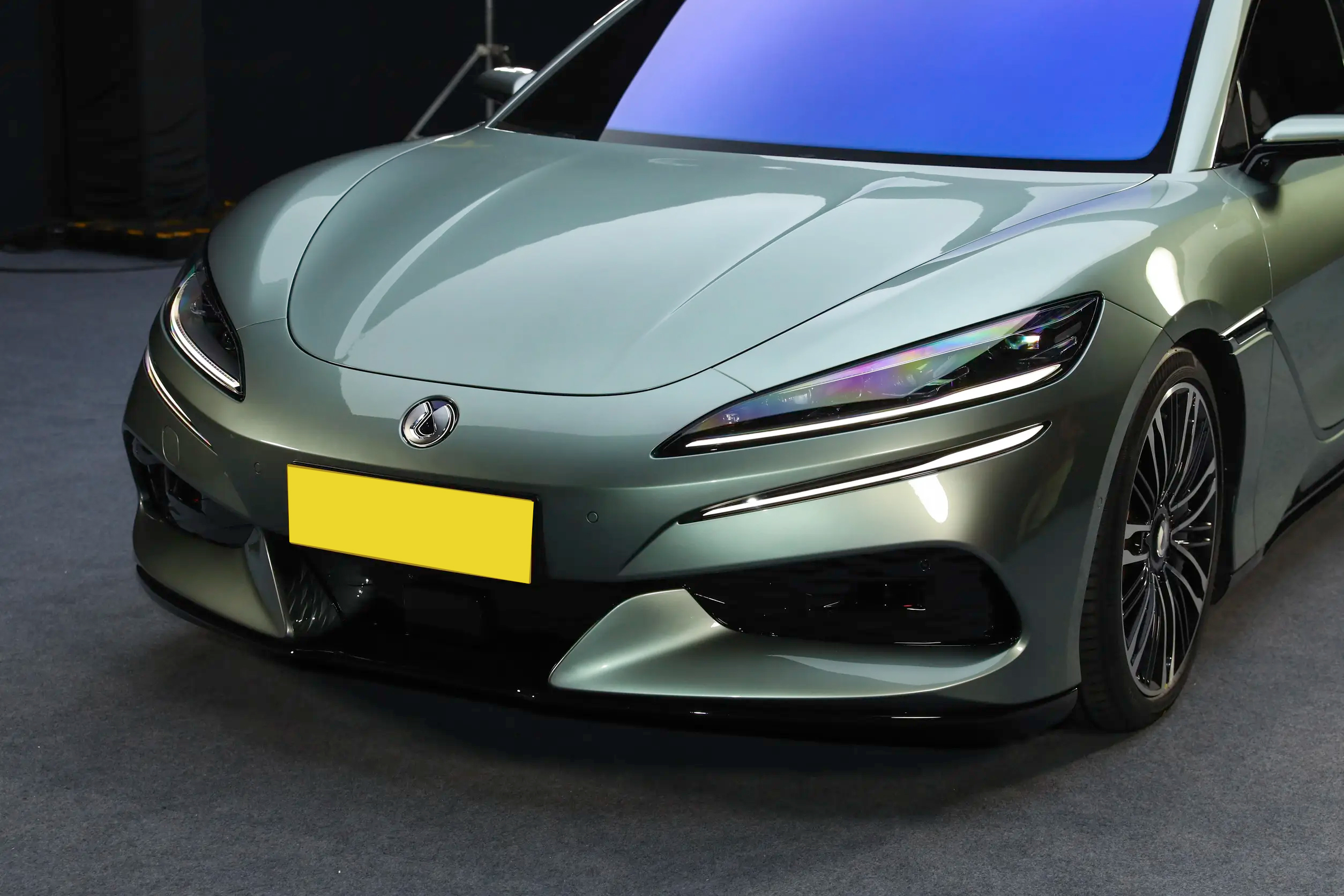 BYD Denza Z9GT Front Angle - Shooting Brake Design