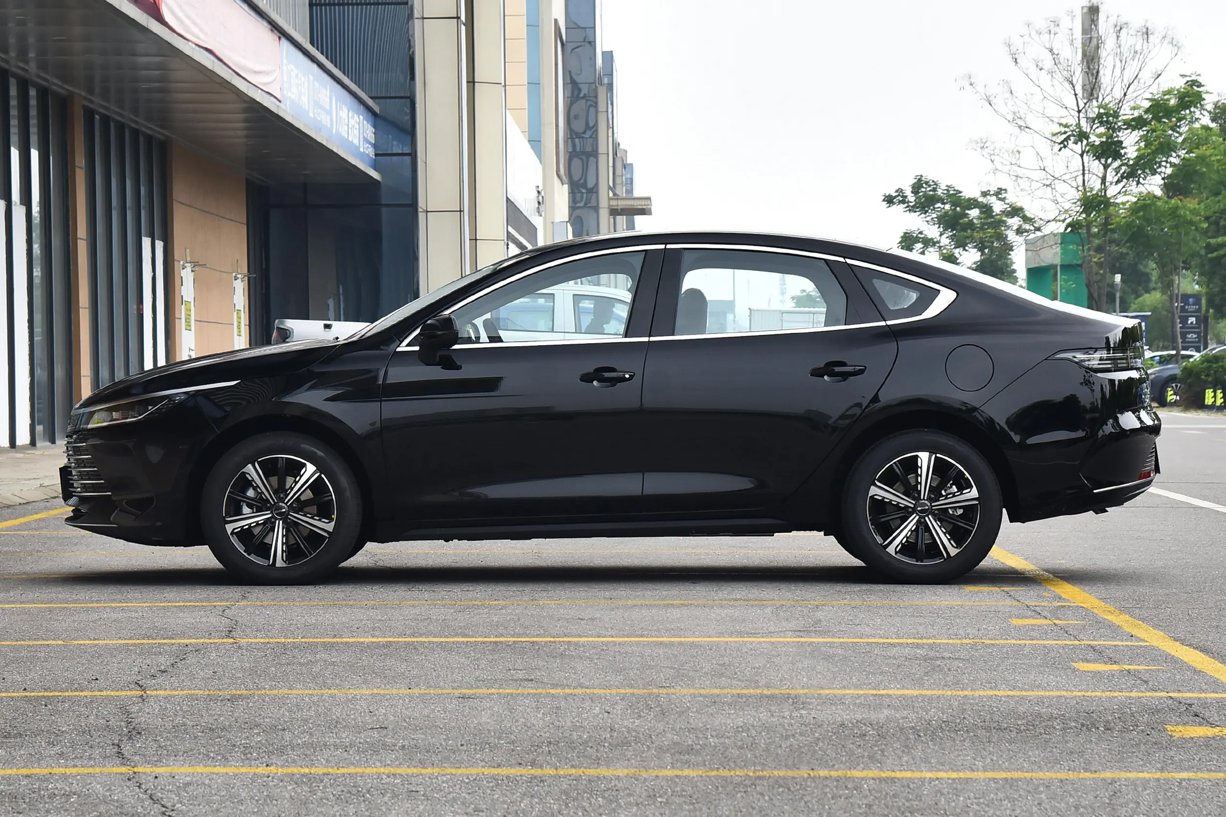 BYD Destroyer 05 Rear Quarter - King DM-i Stance